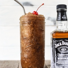 Rót cocktail ra ly và thưởng thức thôi nào. Với sự kết hợp của Coca-Cola hòa quyện cùng chút rượu thơm lừng giúp bạn xua tan đi cái nóng bức khó chịu mùa hè.
