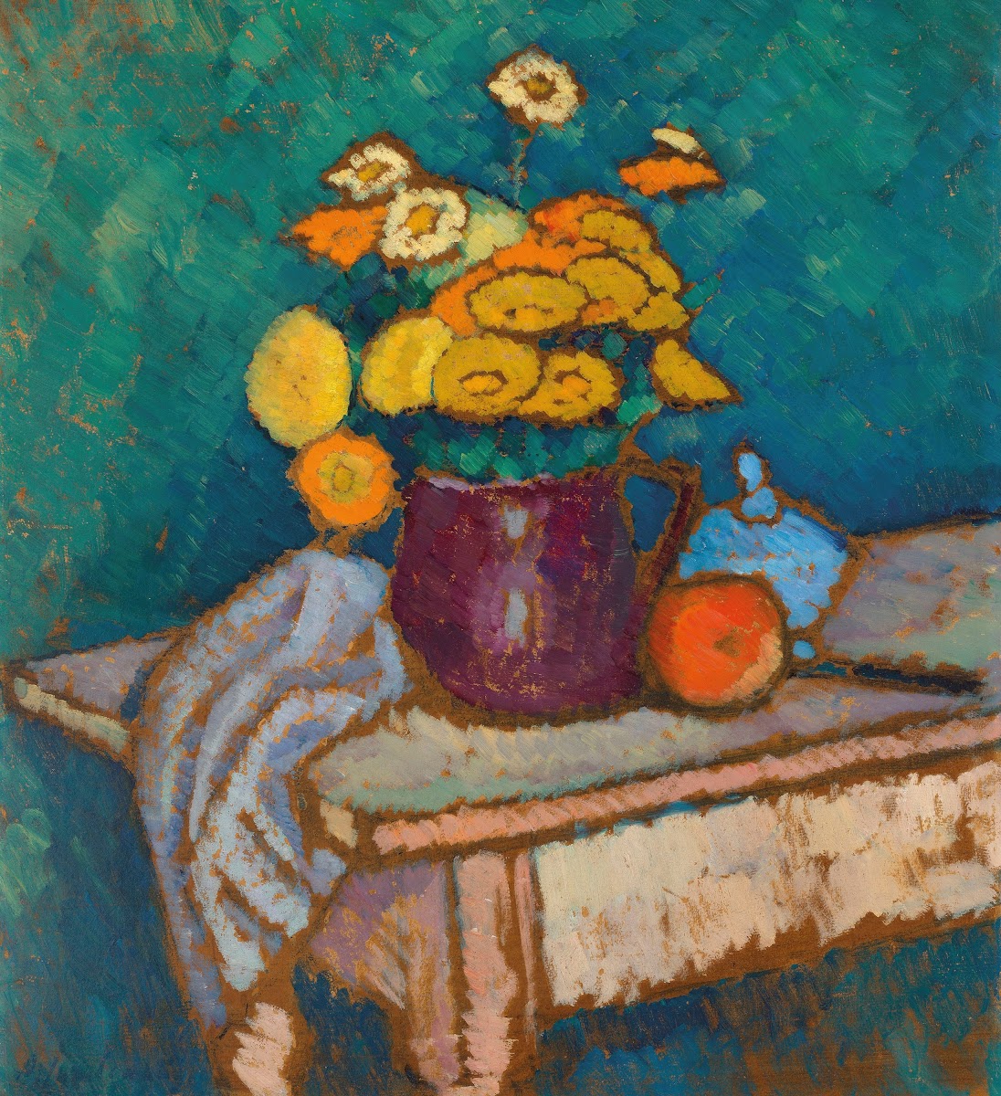 Stillleben mit Tuch Blumen im Krug Apfel und Behälter auf Tisch 1909 1910