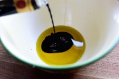Làm nước sốt ướp: cho 240ml dầu olive, 80ml giấm Balsamic vào tô cùng với 2 muỗng tỏi băm, 1 muỗng ngò khô, 1 muỗng húng quế khô, 1 muỗng muối, 1/2 muỗng tiêu và khuấy cho tất cả hòa tan với nhau. Thịt ức gà rửa sạch, dùng khăn thấm khô. Cà chua rửa sạch, cắt múi cau. Đậu que cắt đầu, tước xơ, rửa sạch, xắt khúc khoảng 8 - 10cm.