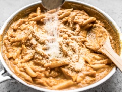 Khi sôt đã sôi đủ thì tắt bếp, cho heavy cream vào khuấy đều lên. Cho nui đã luộc chín 2 - 3 vào trộn đều lên và để trong chảo sốt 2 - 3 phút. Cuối cùng thêm phô mai Parmesan vào khuấy cùng là có thể ăn được nha. Múc sốt cho ra chén và thưởng thức ngay khi còn nóng.