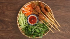 Dọn nem nướng ra mâm, ăn kèm cùng rau răm, đồ chua, chấm với tương ớt. Nem nướng giòn dai đậm vị chắc chắn sẽ là món ăn chơi thú vị cho gia đình bạn dịp cuối tuần.