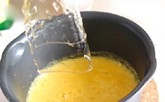 Tiếp đến là cho 0.5 lá gelatin đã được ngâm mềm vào và khuấy cho tan hết. Nếu nhận thấy hỗn hợp không đủ nóng để gelatine có thể tan được thì cho gelatin vào đun cùng với sữa ở bước trên nhé!
