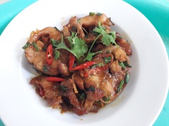 Thêm hành lá, ớt vào nồi, để lửa nhỏ thêm 2 phút rồi tắt bếp.