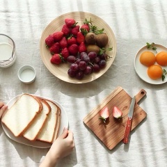 Đâu tây cắt đôi theo chiều dọc, bỏ cuống. Kiwi và trái đào hộp thái múi cau. Nho tươi cắt đôi rồi bỏ sạch hạt.