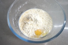 Cho 300g bột mì, 3g men khô, 1 quả trứng, 2g muối vào tô và trộn đều lên. Sau đó, chế 150ml sữa tươi có đường vào, tiếp tục trộn cho đến khi thành hỗn hợp bột dẻo mịn. Dồn bột thành một khối và để cho bột nở gấp đôi. Lấy bột ra nhào lại cho bột xẹp hết phần bọt khí bên trong. Chia bột thành các phần bằng nhau.