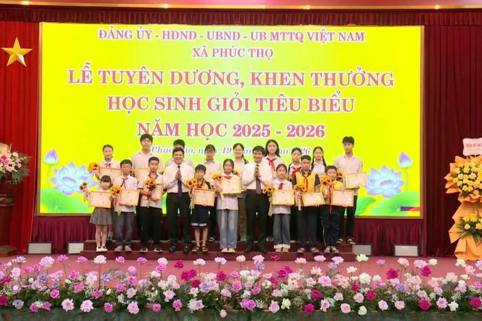 Xã Phúc Thọ vinh danh học sinh giỏi tiêu biểu năm học 2025–2026 - Đài Phát thanh và truyền hình Hà Nội