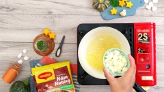 Cắt 200gr bí đỏ, 20gr hành tây thành miếng nhỏ, tách 100gr bông cải trắng. Bắc nồi nóng, sau đó đun chảy 15gr bơ lạt cho bí đỏ, hành tây, bông cải trắng vào xào 2 phút cho tới khi rau củ chín.