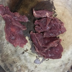 Rửa sạch các nguyên liệu (thịt bò, cải xanh) để tráo nước. Thái mỏng thịt bò. Cắt cải xanh thành đoạn vừa ăn. Băm nhỏ củ hành tím và tỏi