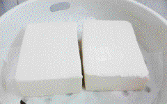 Đậu hũ non rửa sạch, cho vào xửng hấp, hấp chín. Nhẹ nhàng lấy đậu hũ ra đĩa, cắt thành từng miếng vừa ăn.
