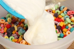 Đổ kẹo marshmallow ra khay rồi cho bơ vào, bạn bỏ vào microwave khoảng 3 phút cho kẹo và bơ chảy ra hết. Sau đó đổ hỗn hợp này vào tô có chứa ngũ cốc.