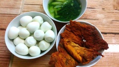 Trứng cút luộc chín, lột vỏ, để nguội.