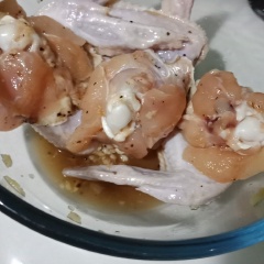 Rửa sạch gà, để ráo. Uớp cánh gà cùng với gia vị trong 20p.