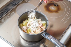 Cho bột vào và trộn đều với hỗn hợp trong chảo đã tắt lửa. * Put the flour and mix ingredients and flour in the pan which is turned off an element.