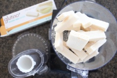 Cho bánh xốp vào máy xay sinh tố, xay nhuyễn.