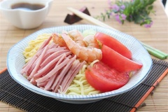 Cuối cùng, xếp các nguyên liệu đã chuẩn bị sẵn vào, rưới nước trộn cho vừa ăn lên là có thể thưởng thức.