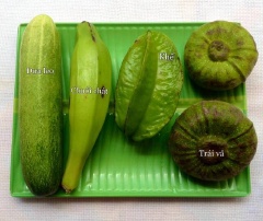 Dưa leo, chuối chát, khế, vả rửa sạch gọt vỏ. Riêng chuối, khế, vả gọt vỏ xong ngâm vào nước có pha chanh cho trắng. Giá rửa sạch để ráo.