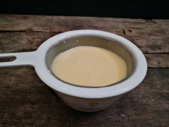 Cho 3 quả trứng vào âu, đánh tan. Sau đó cho đường, 115ml nước, 70g bột mì vào trộn thật đều. Lượt hỗn hợp qua rây cho mịn và loại bỏ phần bị vón cục. Đun nóng chảo chống dính trên bếp, lấy muỗng múc bột và rưới một lớp mỏng tráng đều trong chảo. Quả mâm xôi khô xắt nhỏ, rắc lên lòng bánh, đậy nắp lại, vặn nhỏ lửa cho bánh chín.