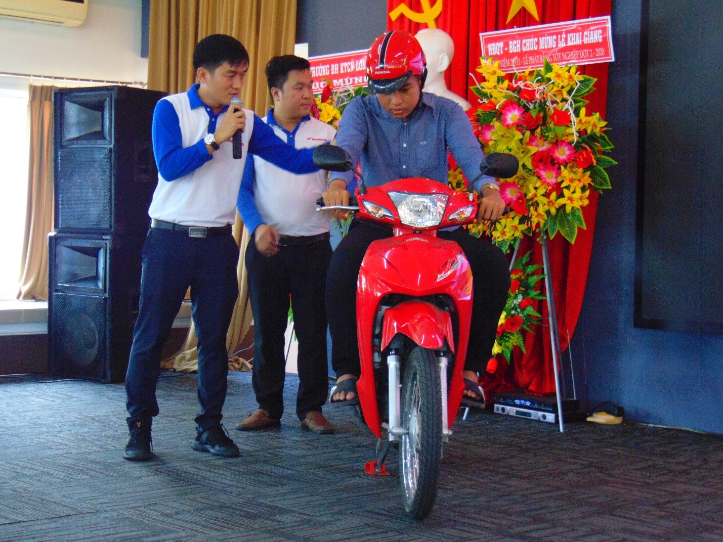 Đại diện công ty Honda Phát Tiến hướng dẫn kỹ năng lái xe an toàn