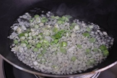 Đun nóng 3 muỗng canh dầu ăn vào chảo, thêm tỏi và hành lá thái nhỏ vào phi thơm. Tiếp đến, cho 1 muỗng canh nước tương, 2 muỗng canh dầu ớt, 1/4 muỗng cà phê muối, 1/2 muỗng cà phê đường, 1 muỗng canh giấm, 1 muỗng canh dầu mè, 1 muỗng cà phê hạt mè vào, khuấy đều tất cả lên, tắt bếp.