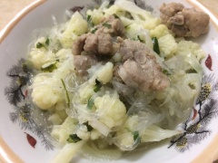 Canh chín, múc ra tô, ăn kèm với cơm trắng hoặc ăn không như canh bún. Bạn có thể ăn món này như canh, dùng thêm món kho như thịt kho để đậm đà hơn nhé!