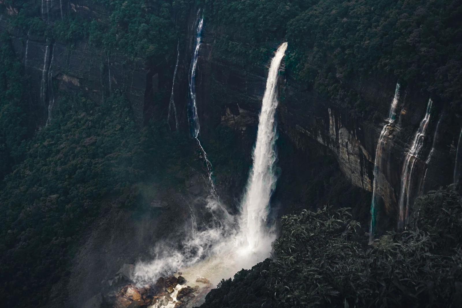 Mawlyngbna Waterfall – A Hidden Cascade Oasis