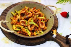 Những con tôm có kích thước nhỏ xào chín ngấm đều gia vị, bông cải trắng giòn mắt, cùng gia vị sốt cay thơm tạo nêm món ăn Tôm xào bông cải trắng đơn giản nhưng cực ngon miệng.