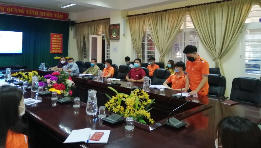 Ban liên lạc quân tình nguyện và chuyên gia quân sự Việt Nam tại Lào tỉnh Sơn La trao quà hỗ trợ các em Lưu học sinh Lào tại Trường Đại học Tây Bắc