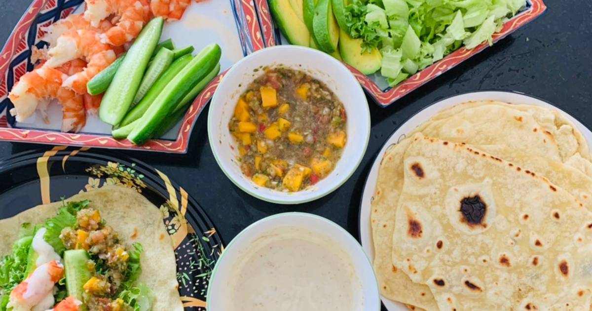 Vào bếp cùng con: Taco tôm với tortilla từ bột mì và sốt salsa xoài