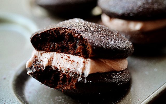 Bánh Chocolate Kẹp Kem Tươi
