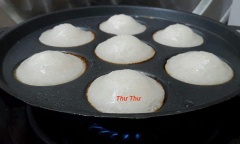 Cách làm bánh bò cốt dừa nướng chảo: Lược lại qua rây để loại bỏ xác cơm rượu. Làm nóng chảo, quét 1 lớp mỏng dầu dừa lên khuôn, đổ bột bánh bò đã ủ vào khuôn, đậy nắp khoảng 8-10 phút là bánh chín.