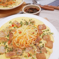 Bày trí bột chiên khoai môn ra đĩa, dùng kéo cắt nhỏ, rải đều cà rốt và đu đủ bào dợi lên trên, dội nước sốt tương đã pha vào là có thể măm măm rồi nhé! Món bột chiên ngon tuyệt cú mèo, thích hợp cho bữa sáng đầy đủ dưỡng chất.