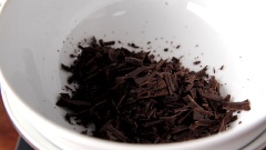 Bạn bào nhỏ 200gr chocolate đen rồi cho vào tô đun cách thủy cùng 100ml whipping cream và 20gr bột cacao. Bạn có thể gia giảm lượng bột cacao tùy theo sở thích ăn chocolate đắng hay không nhé.
