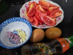 Cắt cà chua thành múi cau vừa ăn, đánh tan trứng hành.