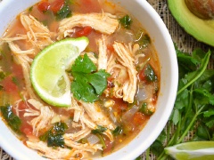 Cuối cùng bạn chỉ cần múc canh gà nấu chua ra tô và thưởng thức nhé!