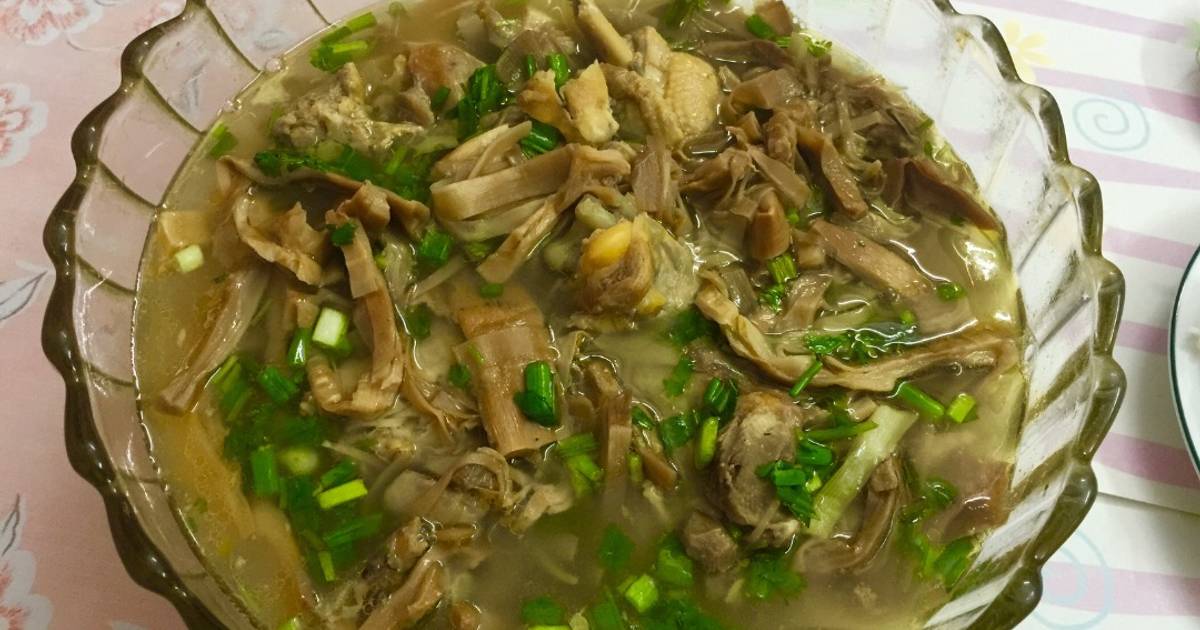Canh măng rừng hầm gà già