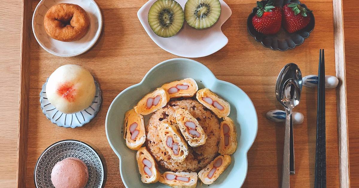 Cơm rang dầu ớt Lao Gan Ma và trứng cuộn thanh cua (chỉ hơi cay)