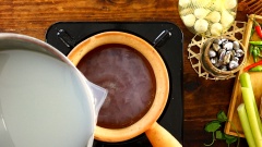 Vớt bỏ phần vỏ hến, để nồi yên 1 chút cho phần cát còn sót lại lắng xuống đáy nồi. Lúc này mới đổ phần nước luộc hến vào một chiếc nồi khác, đổ từ từ cẩn thận để không làm khuấy động phần cát lắng phía dưới. Với 300ml nước luộc hến thì nêm vào 5gr gừng thái lát và 1/2 muỗng canh hạt nêm rồi khuấy đều. Gừng sẽ giúp cân bằng lại tính hàn của hến, phần nước luộc dùng làm canh để ăn kèm với cơm hến và mắm ruốc nên chỉ cần nêm gia vị thật nhẹ nhàng. Đun sôi nước canh và giữ nóng đến khi dùng.