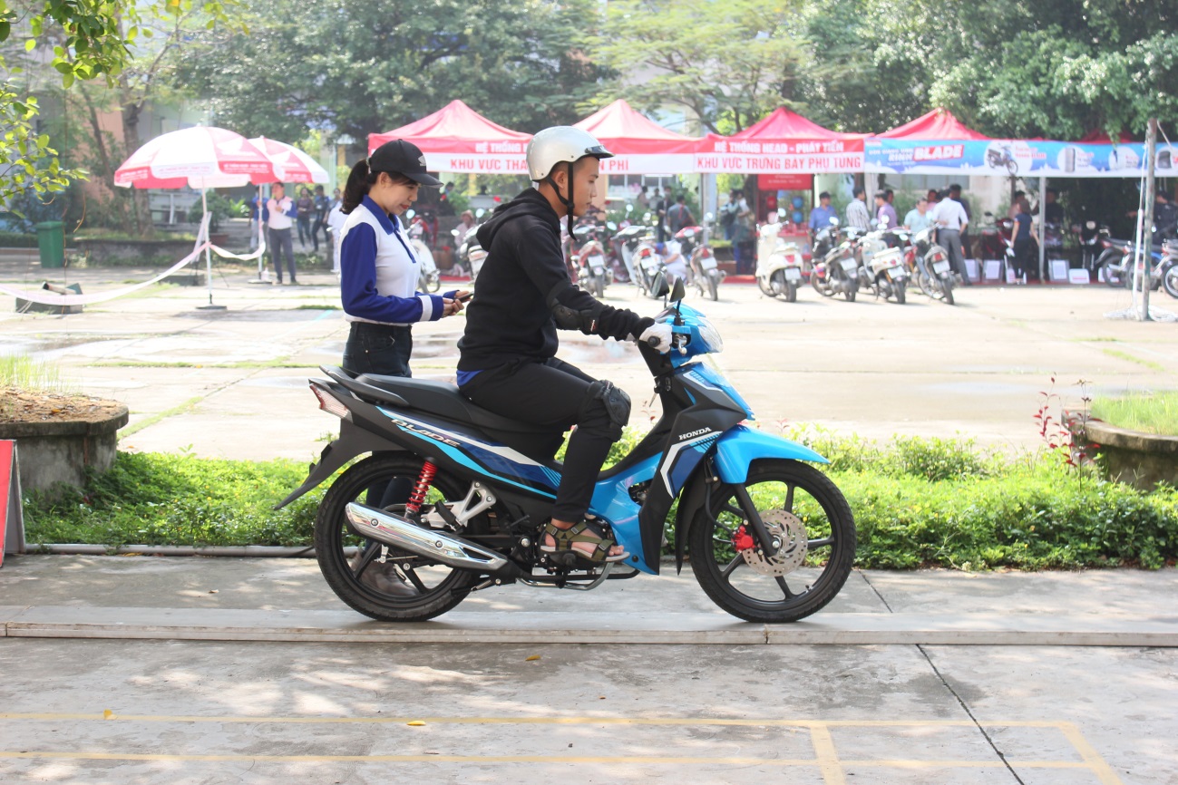 Thực hành điều khiển xe thăng bằng trên ván hẹp