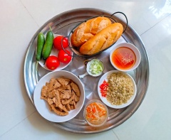 Sơ chế: ngâm sườn non trong nước cho nở mềm, sau đó vắt nước và cắt thành từng miếng dài nhỏ bằng ngón tay và cho vào tô. Sả và ớt băm nhuyễn. Cà chua, dưa leo rửa sạch cắt khoanh. Ướp thịt : Cho tất cả gia vị ướp vào tô thịt và trộn đều, ướp thịt 15 phút cho thịt thấm thì thành phẩm mới đậm đà ngon miệng.