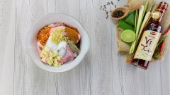 Thịt ba chỉ rửa sạch để ráo nước. Đem ướp với 30gr sả băm, 15gr tỏi băm, 5gr ớt bột, 5gr bột ngũ vị hương, 30gr đường, 10gr muối, 5gr bột ngọt, 3gr tiêu 30 phút cho thịt thấm gia vị.