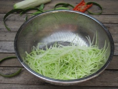 Bầu nạo bỏ vỏ, nạo lấy phần thịt bầu, bỏ ruột. Phi thơm hành khô băm nhỏ, cho ruột trai vào xào qua cùng 1 chút nước mắm cho thơm (không xào lâu sẽ làm trai bị dai và quắt lại). Sau đó cho trai ra đĩa.