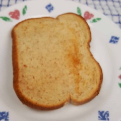 Phết phần tôm xay lên bánh mì, cắt nhỏ bánh ra rồi tiếp tục cho vào lò chiên chín, ở đây mình dùng lò chiên không dầu Air Fryer nên có vẻ hơi lạ. Bạn có thể chiên bánh mì với dầu như bình thường hoặc có thể nướng vẫn được nhé.