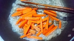 Đun nóng dầu cho tỏi vào phi thơm, thả thịt bò vào xào chín. Thêm chút dầu mè cho thơm. Khi thịt chín hai mặt vớt thịt ra ngoài. Tiếp tục cho hành tỏi vào phi thơm, xào chín cà rốt. Thịt bò cắt thành sợi bề ngang khoảng 2 cm. Thả vào cùng với cà rốt, phô mai, thêm chút nước đảo đều đến khi sốt sệt lại là được.