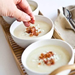 Bạn trút súp ra bát/tô, rắc thịt xông khói áp chảo lên rồi thưởng thức nè. Đây là một món ăn vô cùng đơn giản nhưng không kém phần hấp dẫn, bổ dưỡng cho bạn và gia đình, nhất là các em bé đó nha!