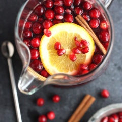 Lấy cocktail ra, thêm thanh quế, hạt lựu, cam cắt mỏng vào, khuấy đều và thưởng thức!