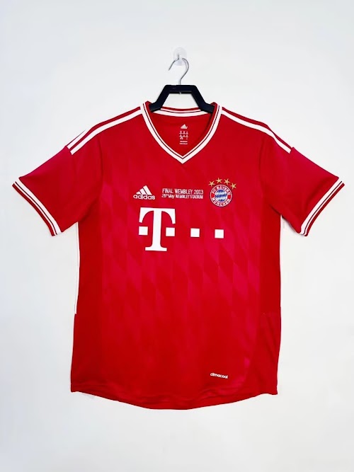 Equipación local del Bayern 2013-14.jpeg