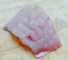 Mua sẵn thịt cá lóc phi lê sẽ tiết kiệm được nhiều thời gian chế biến. Rửa sạch cá, để ráo nước hoặc dùng khăn thấm khô nước. Cắt thịt cá lóc thành những miếng nhỏ rồi khứa vẩy rồng nhé! Ướp cá với tỏi băm, gừng băm, hạt nêm, 1/3 muỗng cà phê muối, 1 muỗng cà phê đường, 1/4 muỗng cà phê tiêu cho vừa ăn. Đập quả trứng cho vào tô cá trộn đều.