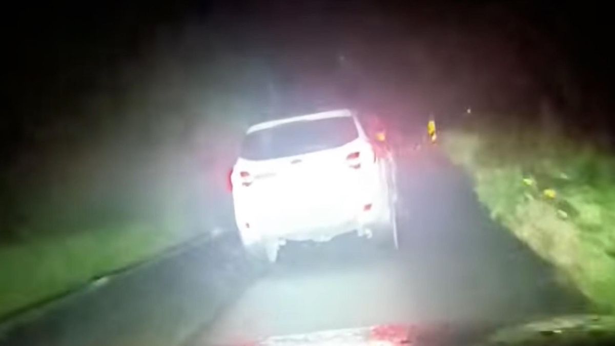 Tài xế xe cứu thương kể thời điểm ô tô 7 chỗ không nhường đường suốt 5km - Báo VietnamNet