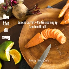 Cà rốt, củ dền rửa sạch cắt thành miếng nhỏ, cắt luôn cả cam nhé. Vắt cam lấy nước, cho cà rốt và củ dền vào máy, ép lấy nước.