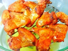 Xếp cánh gà lên vỉ nướng và nướng 40 phút với nhiệt độ 200 độ C. Ở 3 phút cuối thì cho nhiệt độ cao hơn, tức là khoảng 220 độ C. Cánh gà chín, mở lò ra ngay thì da gà sẽ giữ được độ giòn.